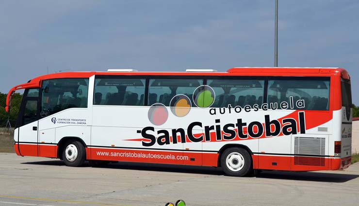 imagen promocional del autobús de la autoescuela San Cristobal con el que se llevan a cabo las prácticas